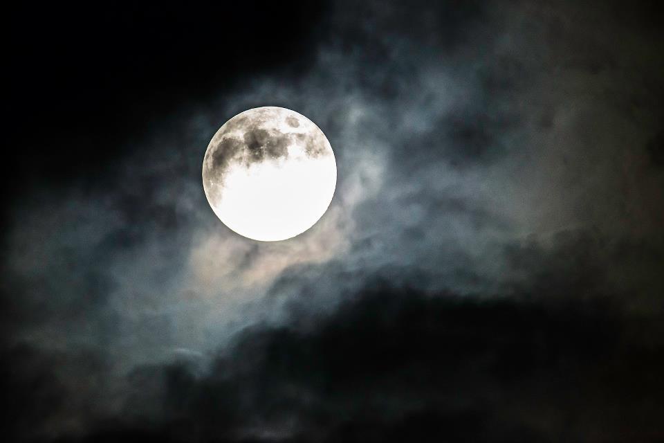 full moon clouds 580
